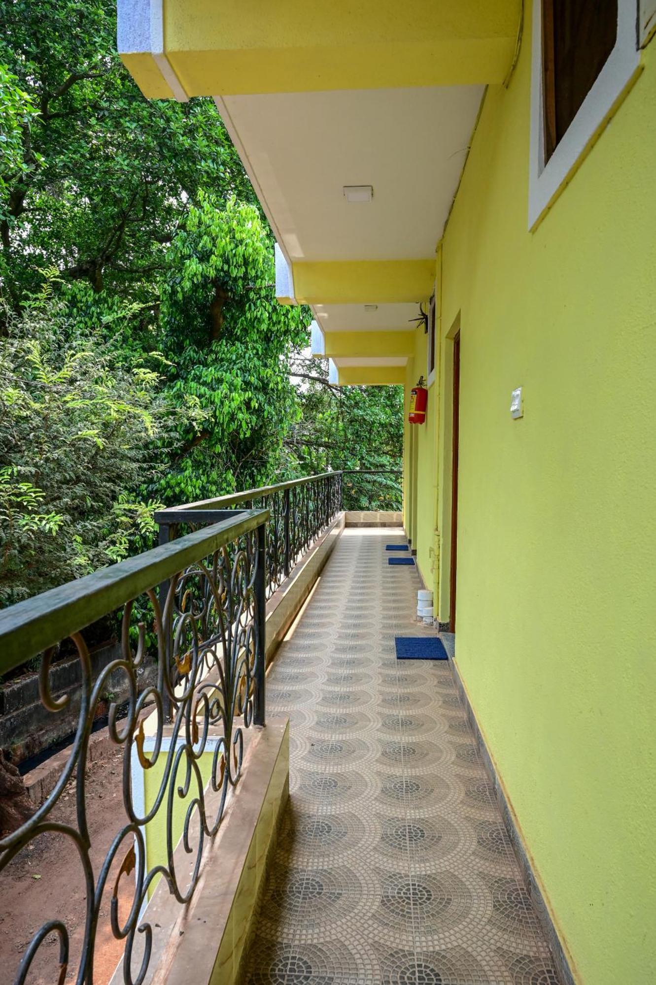 Green Field View Hotel Кандолим Екстериор снимка